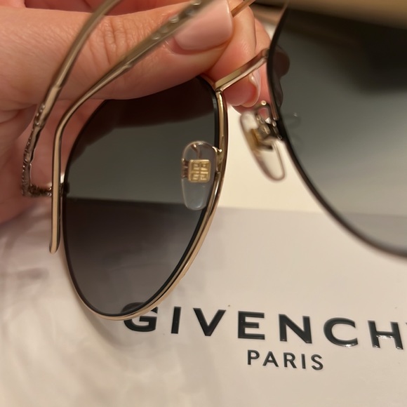 GIVENCHY Sunglasses - Picture 5 of 5